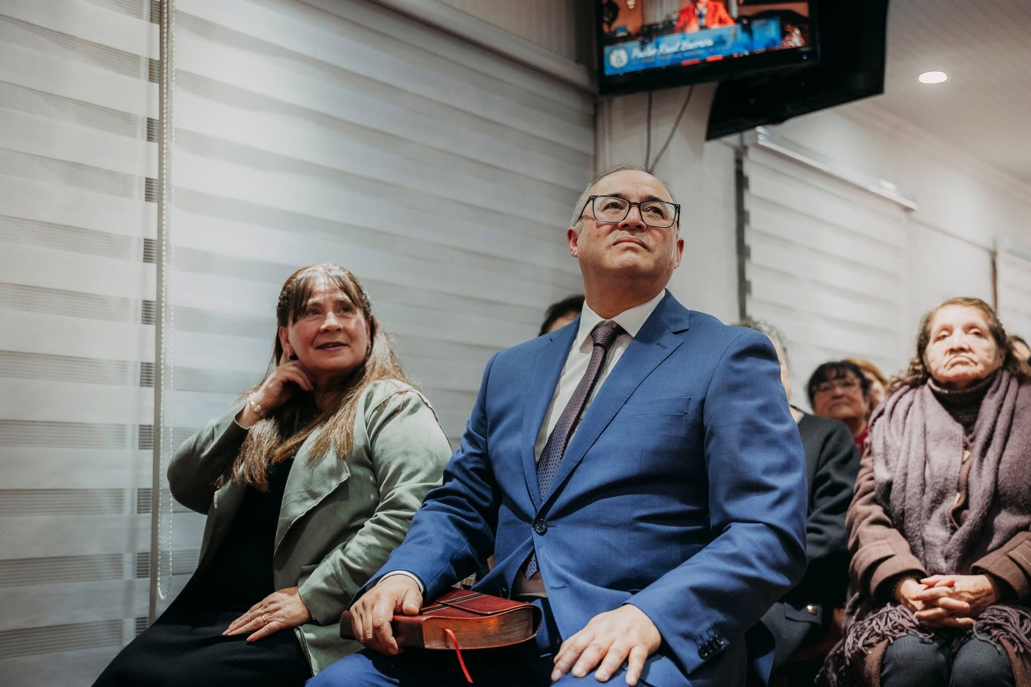Pastor David Hott y su esposa Rachel Inzulsa junto a la congregación